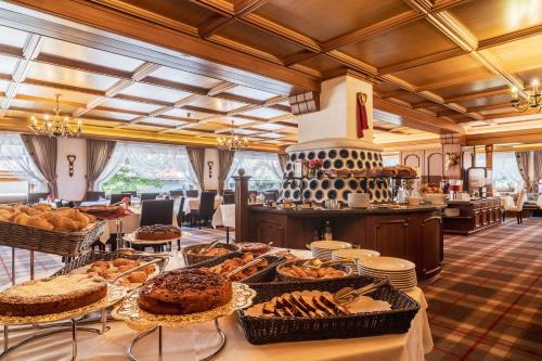 a bakery with many different types of breads and pastries at Hotel Meida in Pozza di Fassa