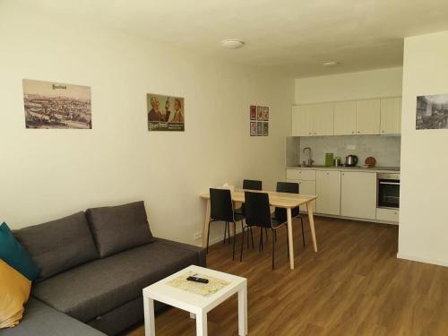 ein Wohnzimmer mit einem Sofa und einem Tisch in der Unterkunft STYLISH APARTMENT WITH TERRACE AND GARAGE in THE CITY CENTER in Pilsen
