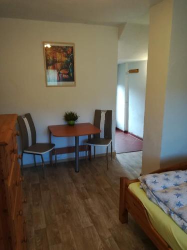 a room with a table and chairs and a bedroom at Ubytování na farmě v Novohradských horách in Horní Stropnice