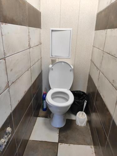 Ein Badezimmer in der Unterkunft Дешеві кімнати біля парку