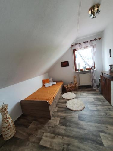 ein Schlafzimmer mit einem großen Bett im Dachgeschoss in der Unterkunft Ferienwohnung Loberblick in Rackwitz