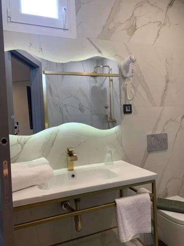 W łazience znajduje się umywalka i lustro. w obiekcie Hotel Riojano w mieście Humanes de Madrid