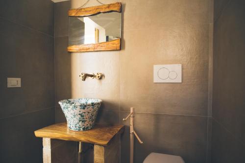 チェーリエ・メッサーピカにあるMasseria Cervelleraのバスルーム(洗面台、鏡付)