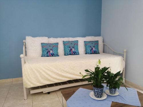 una camera blu con un letto con quattro cuscini di Nikoleta Apartment a Chania