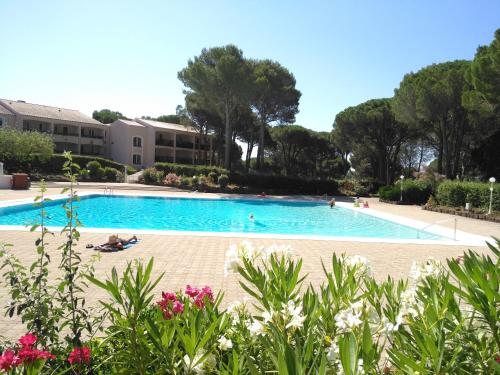 - une grande piscine avec des personnes dans l'établissement studio St Raphaël var côte d azur, à Saint-Raphaël