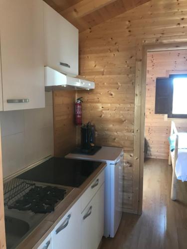 Cuisine ou kitchenette dans l'établissement Glamorous Cabin on a Farm