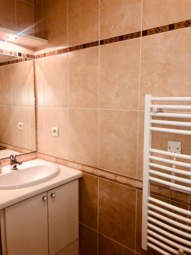 une salle de bain avec un lavabo et un miroir dans l'établissement L'Ecume, à Saint-Cyprien