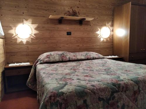 Un pat sau paturi într-o cameră la Albergo Martinet