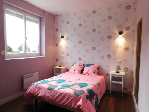 a pink bedroom with a bed and a pink wall at Du coq à l'âme in Naves