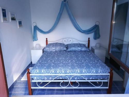 een slaapkamer met een bed met een blauw dekbed bij Ferienhaus Bozena Appartment 1 in Vrsar