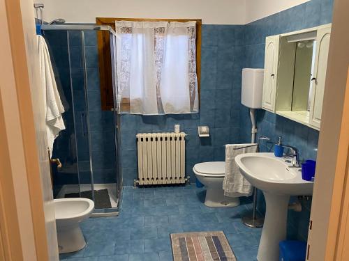ein Bad mit einem Waschbecken, einem WC und einer Dusche in der Unterkunft Da Mercedes in Cornino