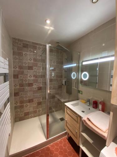 een badkamer met een douche en een wastafel bij Ocra Pure in Roussillon