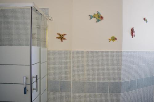パレルモにあるL'Aquilone B&Bのバスルーム(蝶が壁に浮かぶシャワー付)
