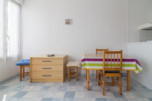 d'une salle à manger avec une table, des chaises et un bureau. dans l'établissement Île de Ré, à Rochefort