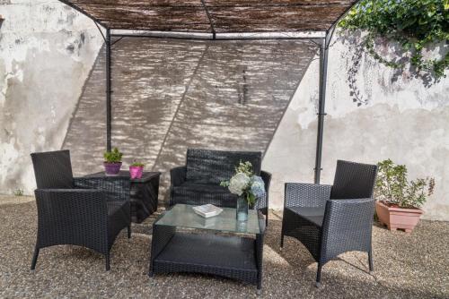 - un groupe de chaises et une table dans un kiosque dans l'établissement Île de Ré, à Rochefort