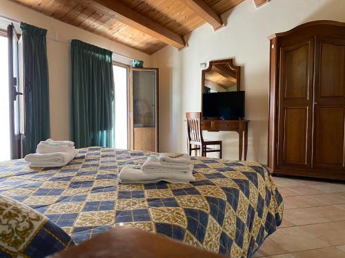 Una habitación de hotel con una cama con toallas. en CityGuestHouse Catanzaro, en Catanzaro