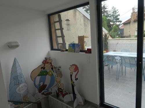 - une fenêtre dans une chambre avec vue sur le patio dans l'établissement le 12, à Villefranche-de-Rouergue