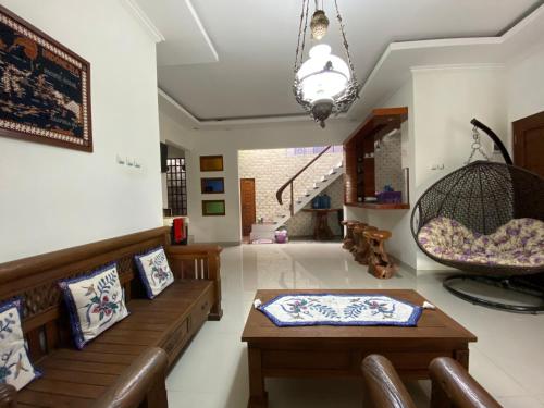 a living room with two benches and a table at Rengganis Homestay in Yogyakarta
