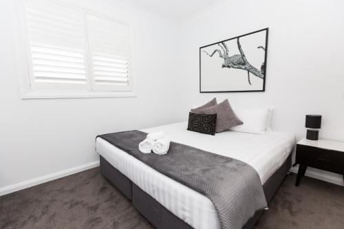 Ένα ή περισσότερα κρεβάτια σε δωμάτιο στο TWO TEN Sleeps 10! Luxury CBD Accommodation