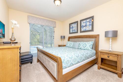un dormitorio con una cama y una ventana en Newly Remodeled 1 story - 5 Bed 5 Bath with Pvt Pool Spa And Game Room, en Kissimmee