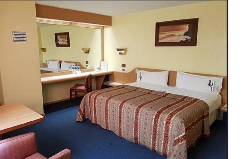 Łóżko lub łóżka w pokoju w obiekcie Hotel California