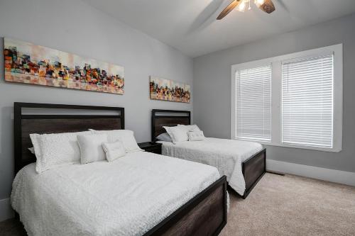 ein Schlafzimmer mit zwei Betten und einem Deckenventilator in der Unterkunft Atlanta Luxury Vacation Home by Downtown & Airport in Atlanta