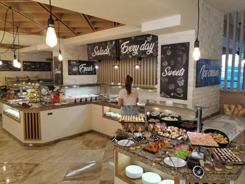 Makanan di atau berdekatan apartmen