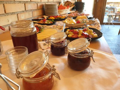 Lendorf的住宿－Berggasthof Karlbauer，一张桌子,上面放有蜂蜜罐子和盘子