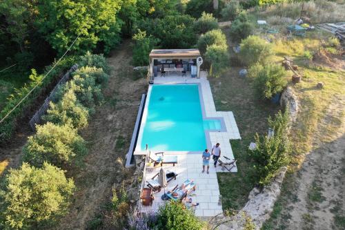 Saint-Gervaisにあるle clos soleilhanの庭にあるプールの上空からの眺め