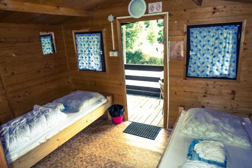 um quarto com duas camas num chalé de madeira em Chatky-Bítov 399 em Bítov
