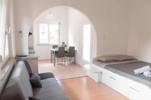 - une chambre avec un lit et une table avec des chaises dans l'établissement Studio ENIG, à Izola