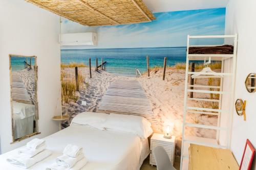 ヴァストにあるVilla Saraceniのビーチ遊歩道の絵付きベッドルーム