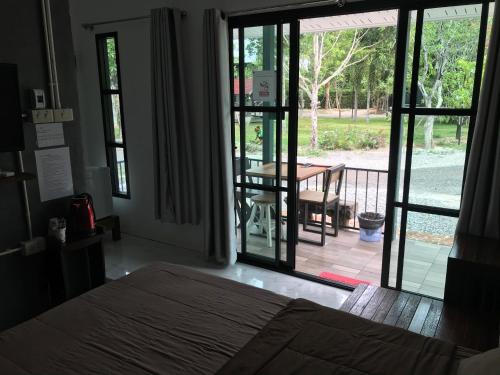 Postel nebo postele na pokoji v ubytování Sangkaset Resort