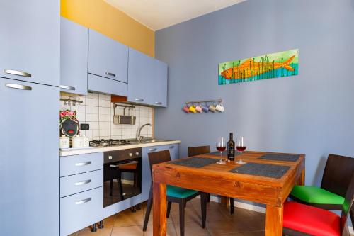 eine Küche mit einem Holztisch und einem Esszimmer in der Unterkunft Palazzo Edy&Stef 1 in Palermo