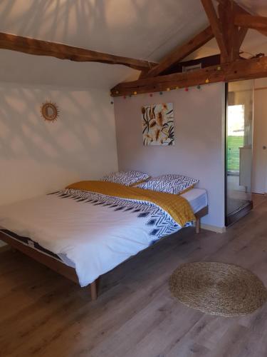 ein Schlafzimmer mit einem Bett in einem Zimmer in der Unterkunft La maisonnette in Moncoutant