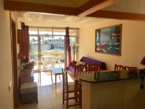 eine Küche und ein Wohnzimmer mit Tisch und Stühlen in der Unterkunft SUN and BEACH LOVERS 12019 in La Pineda