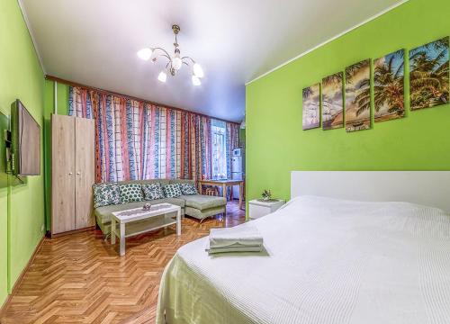 モスクワにあるApartment Hanaka Fortunatovskaya 19の緑の壁のベッドルーム1室(白いベッド1台付)