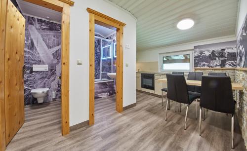 eine Küche und ein Esszimmer mit einem Tisch und Stühlen in der Unterkunft Ski & Bike Appartements Forsthaus in Saalbach-Hinterglemm