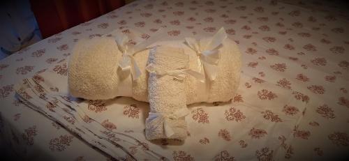 - 2 serviettes enroulées au-dessus d'un lit dans l'établissement Студио до Кики Бийч, à Sunny Beach