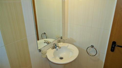 La salle de bains est pourvue d'un lavabo et d'un miroir. dans l'établissement Студио до Кики Бийч, à Sunny Beach