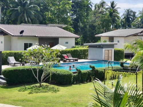 Bazén v ubytování Wanpratheep Village Kohphangan nebo v jeho okolí