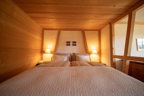 Postel nebo postele na pokoji v ubytování Hotel Alpenrose mit Gourmet-Restaurant Azalée