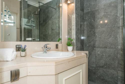 bagno con lavandino e doccia di One Bedroom Sea View Apartment Clube Rio Ferragudo a Ferragudo