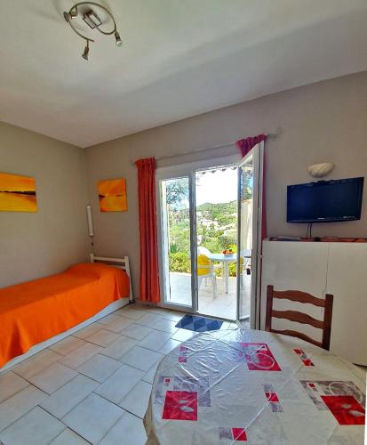 - une chambre avec un lit et un réfrigérateur dans l'établissement APPARTEMENTS DANS VILLA EN REZ DE JARDIN, à Hyères