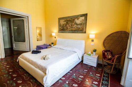 ein Schlafzimmer mit einem Bett, auf dem eine Katze liegt in der Unterkunft Le Muse Catanesi in Catania