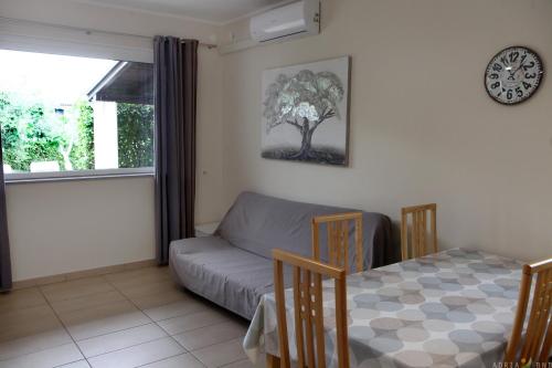 ein Wohnzimmer mit einem Sofa und einem Tisch in der Unterkunft Spacious Izola Apartment SL in Izola