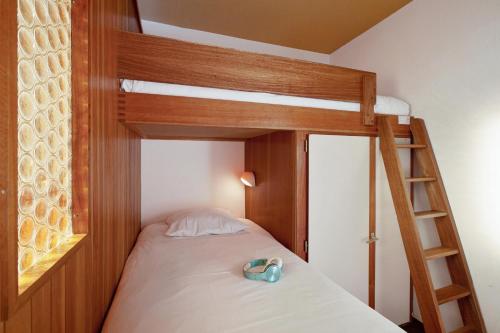 sypialnia z łóżkiem piętrowym i drabiną w obiekcie Résidence Pierre & Vacances Le Gypaète w Val Thorens
