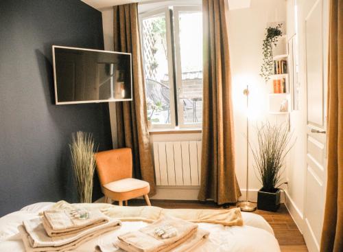 une chambre avec un lit, une chaise et une fenêtre dans l'établissement Le Petit Canut - Lyon Centre avec Terrasse - Majord'Home, à Lyon