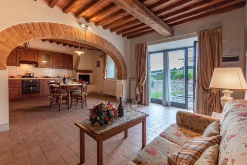ein Wohnzimmer mit einem Sofa und einem Tisch in der Unterkunft Agriturismo Concadoro in Castellina in Chianti