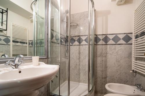 een badkamer met een douche, een wastafel en een toilet bij Oltrarno Apartment in Florence